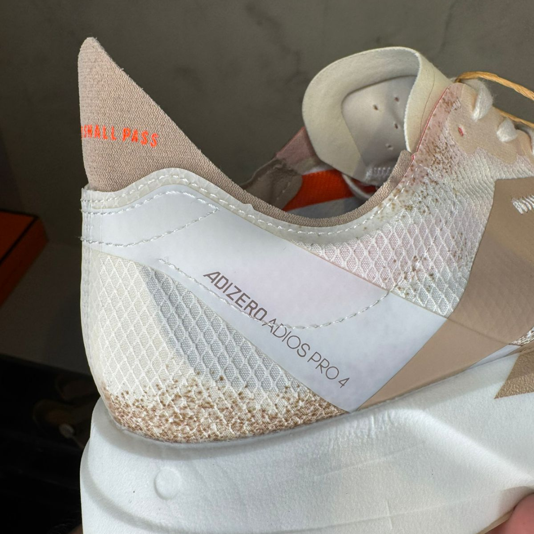 Tênis Adizero Adios Pro 4 (Branco/Bege)
