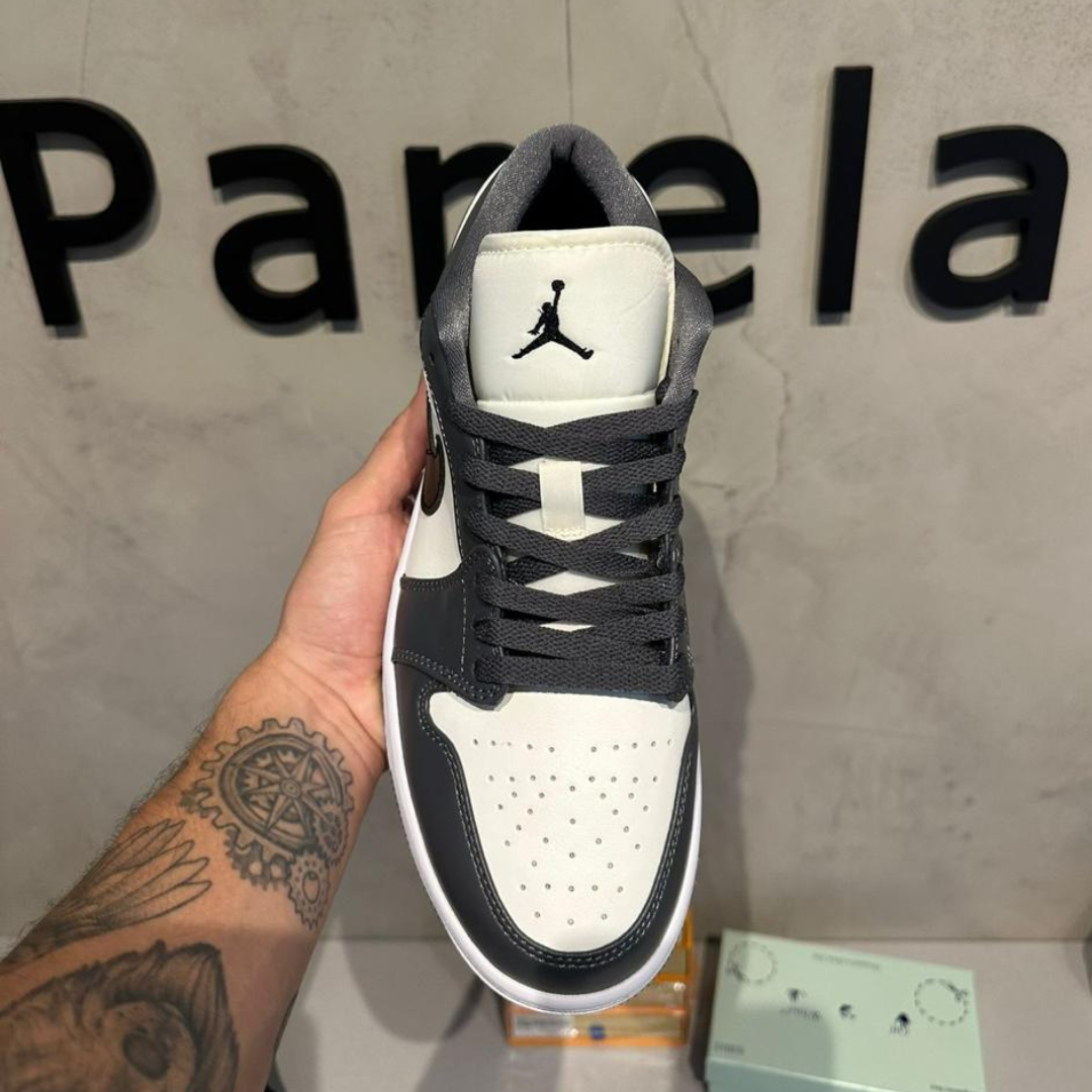 Tênis Nike Air Jordan 1 Low  Cinza e Branco