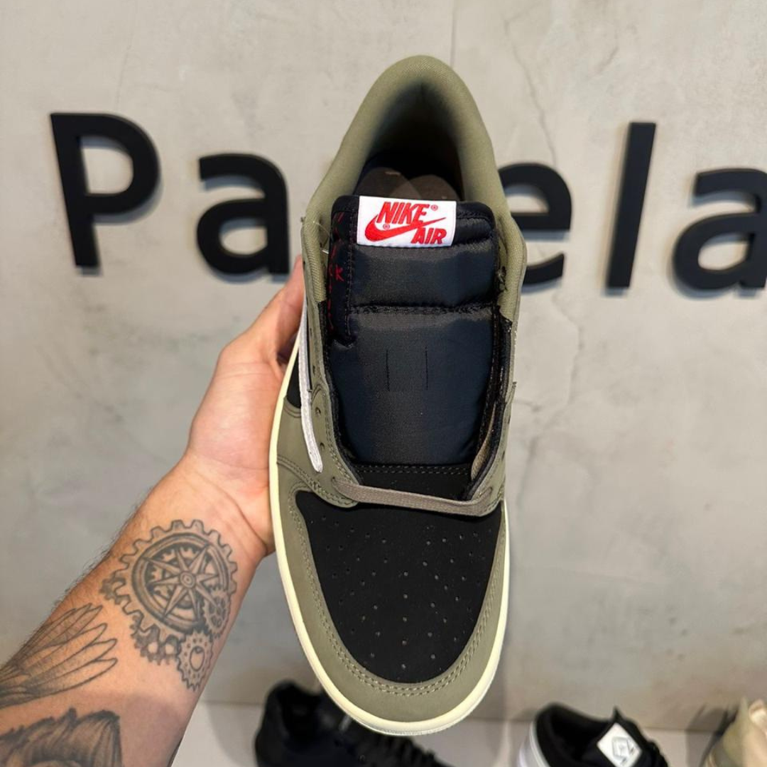 Tênis Nike Travis Scott x Air Jordan 1 Low Black Olive