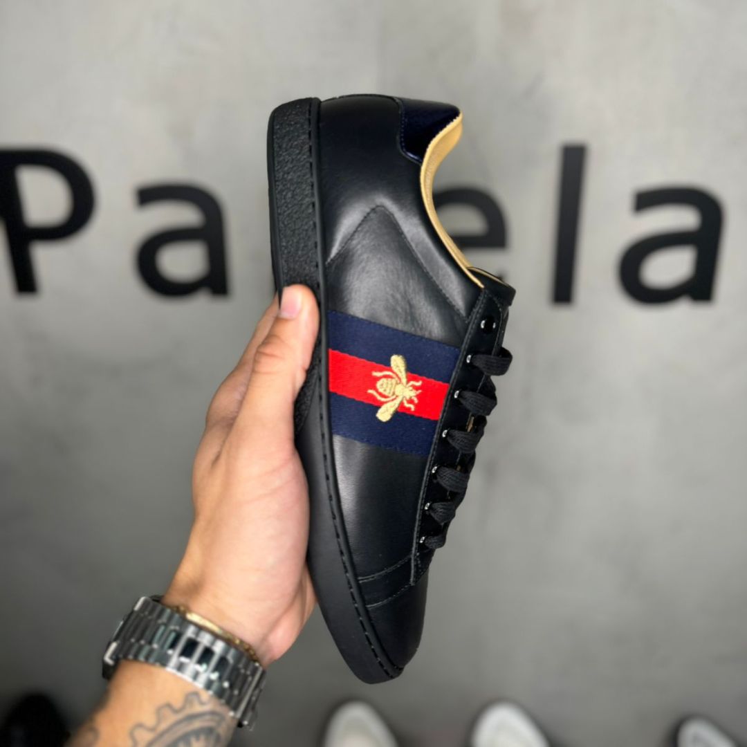 Gucci Ace com bordado de abelha